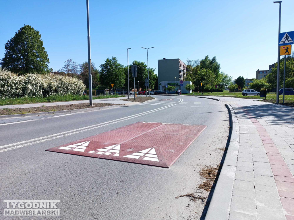 Progi zwalniające przy SP 10 w Tarnobrzegu