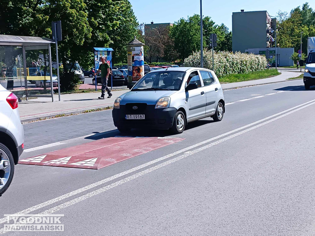 Progi zwalniające przy SP 10 w Tarnobrzegu