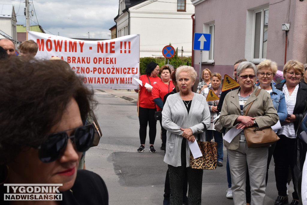 Manifestacja położnych w Staszowie