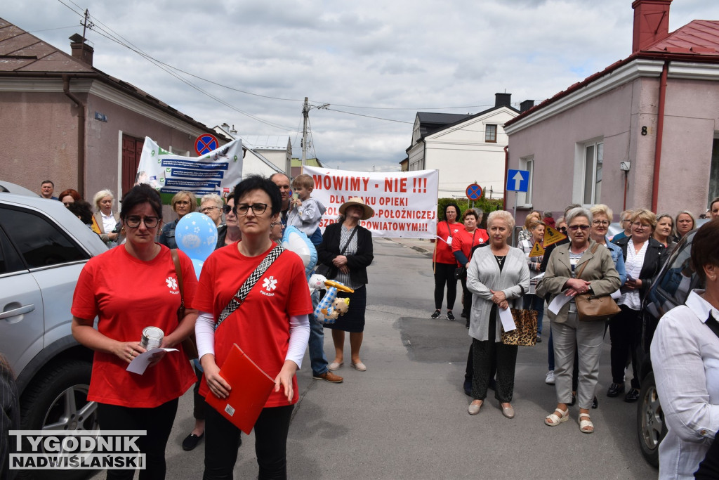 Manifestacja położnych w Staszowie