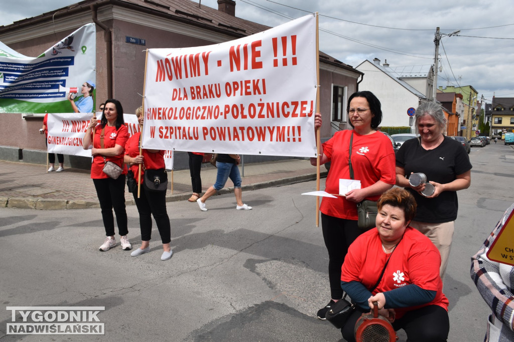 Manifestacja położnych w Staszowie