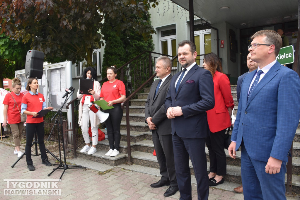 Manifestacja położnych w Staszowie