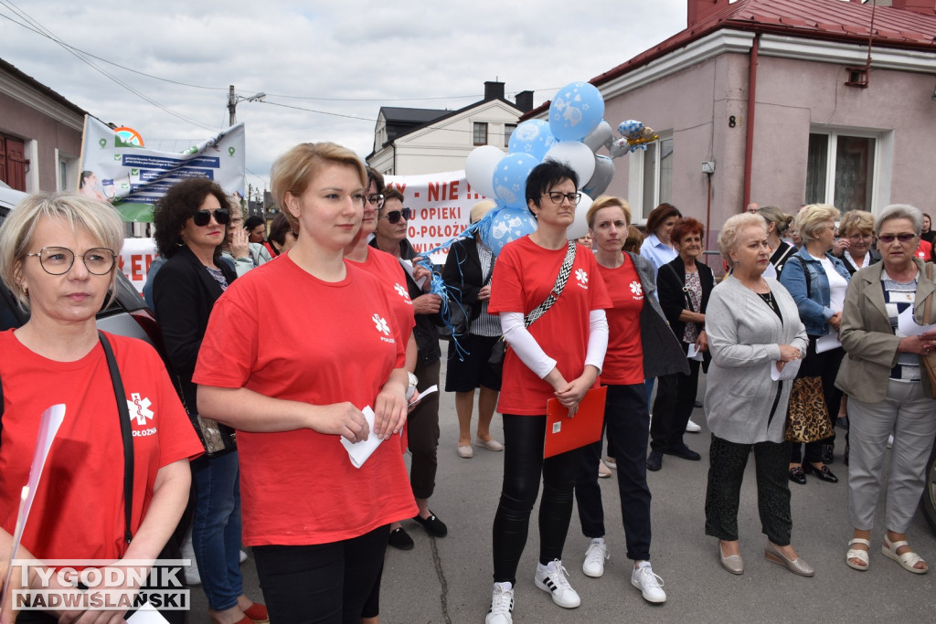 Manifestacja położnych w Staszowie