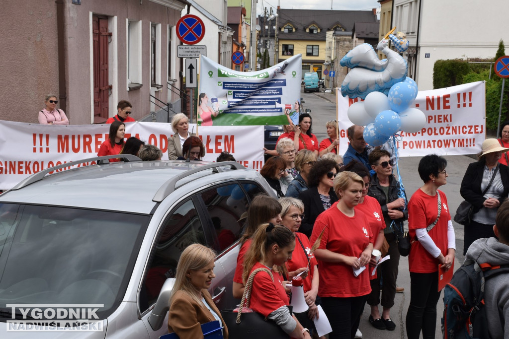 Manifestacja położnych w Staszowie