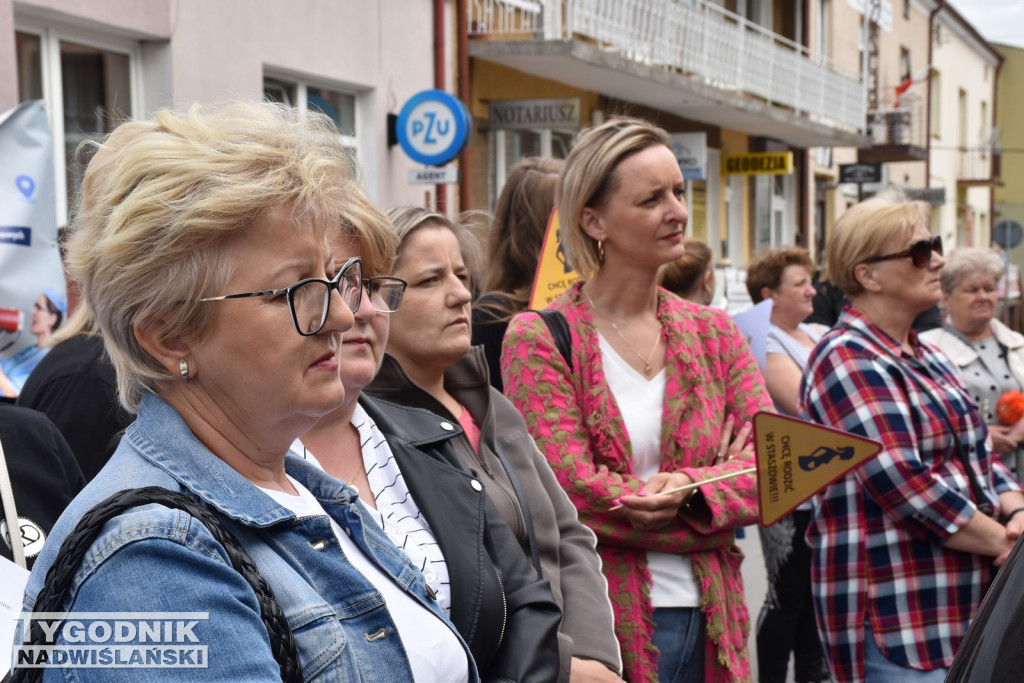 Manifestacja położnych w Staszowie