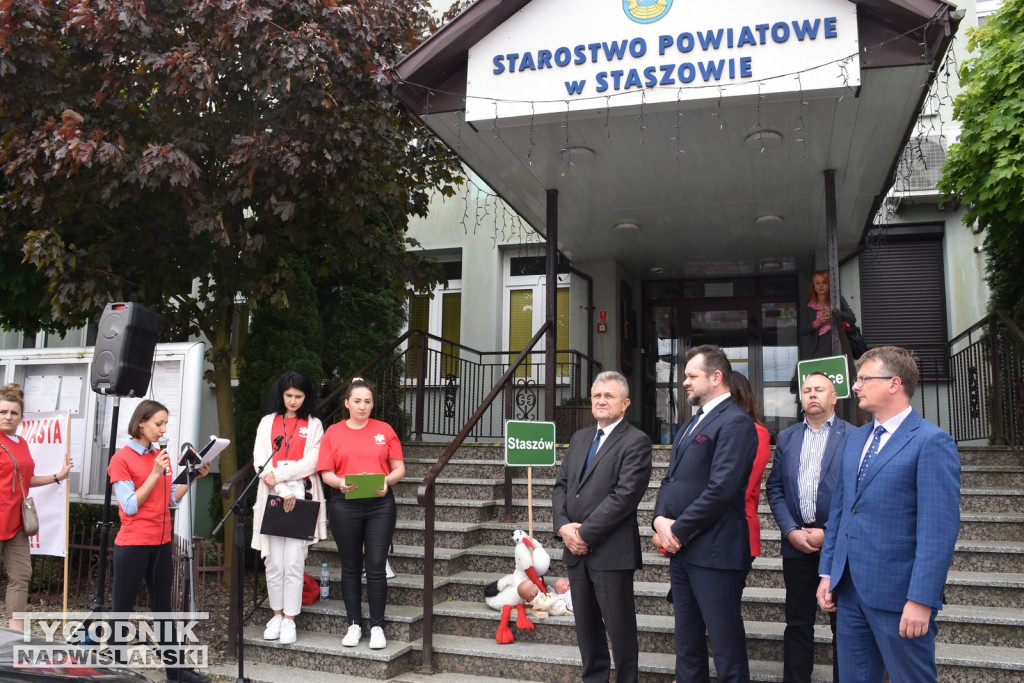 Manifestacja położnych w Staszowie