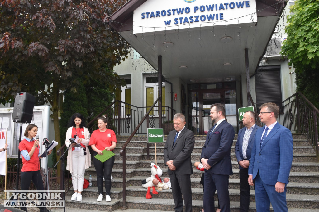 Manifestacja położnych w Staszowie