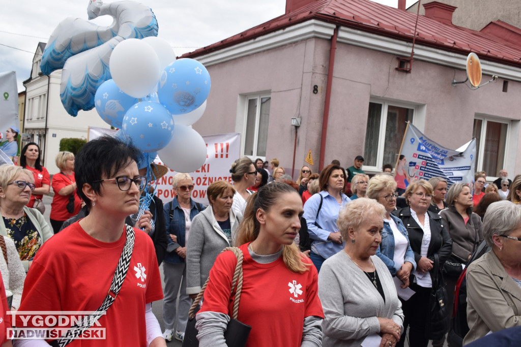 Manifestacja położnych w Staszowie