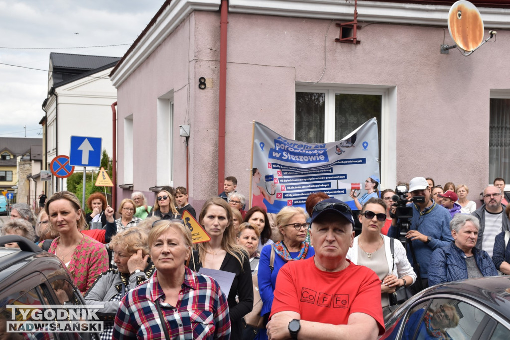 Manifestacja położnych w Staszowie