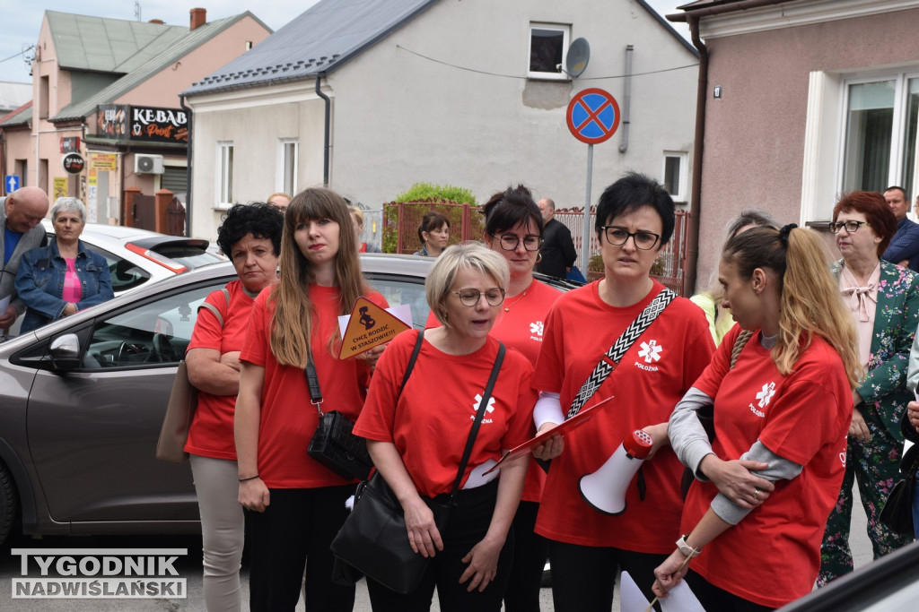 Manifestacja położnych w Staszowie