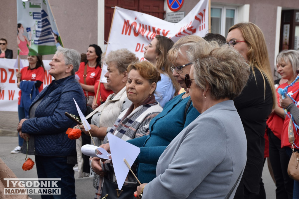 Manifestacja położnych w Staszowie