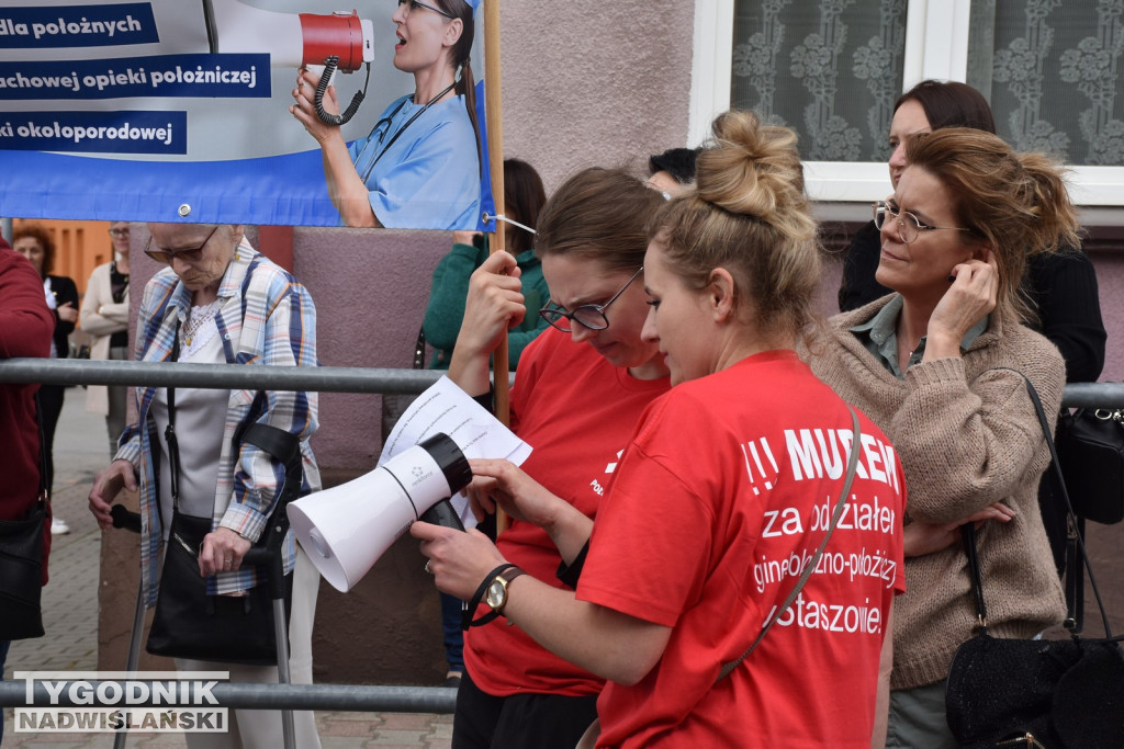 Manifestacja położnych w Staszowie