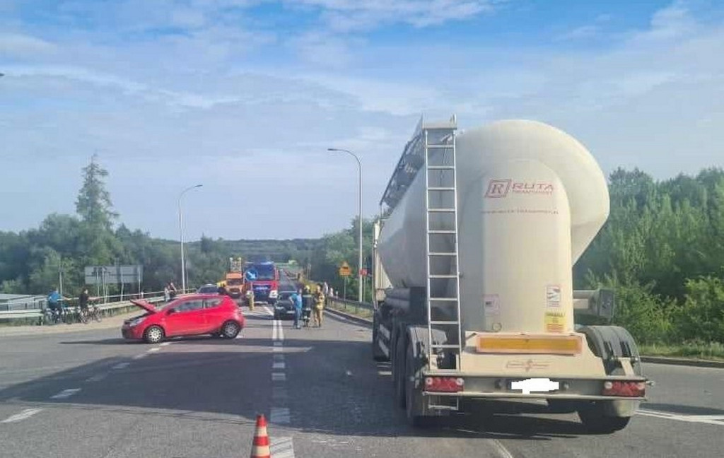 Zderzenie ciężarówki z osobówką na DK79