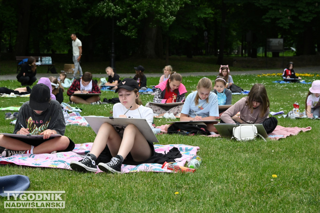 Plener rysunkowy Kuźni Rysunku w parku dzikowskim