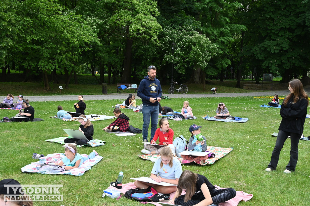 Plener rysunkowy Kuźni Rysunku w parku dzikowskim