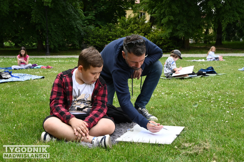 Plener rysunkowy Kuźni Rysunku w parku dzikowskim