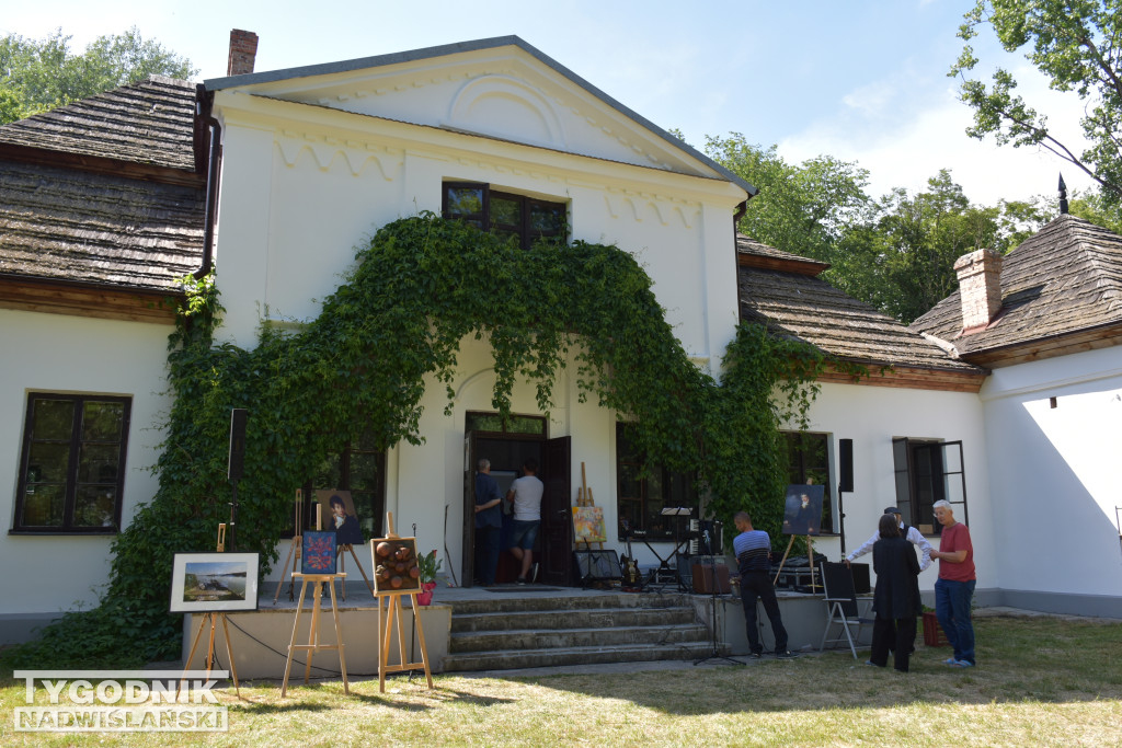 Śniadanie na dworze w sandomierskich Skotnikach