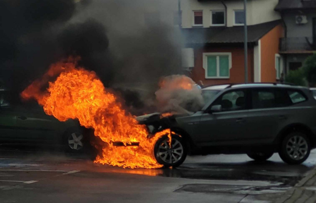 Pożar samochodu na osiedlu w Staszowie