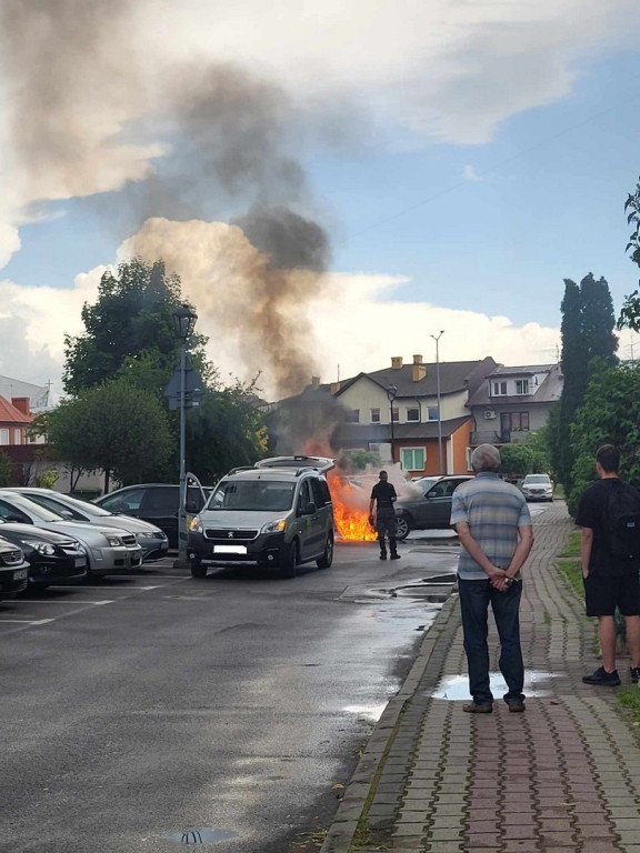 Pożar samochodu na osiedlu w Staszowie