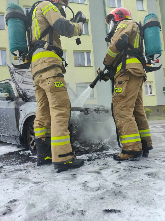 Pożar samochodu na osiedlu w Staszowie