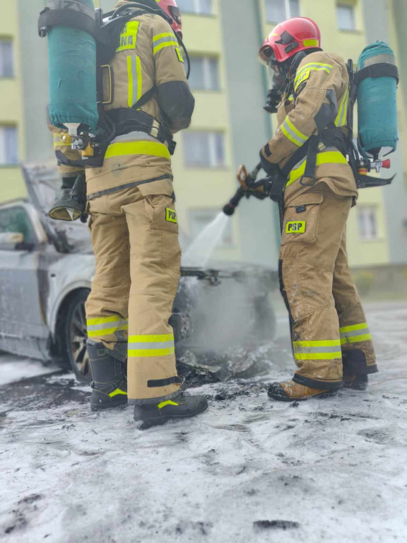 Pożar samochodu na osiedlu w Staszowie