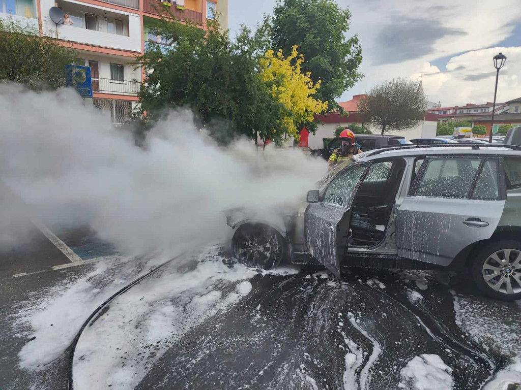 Pożar samochodu na osiedlu w Staszowie