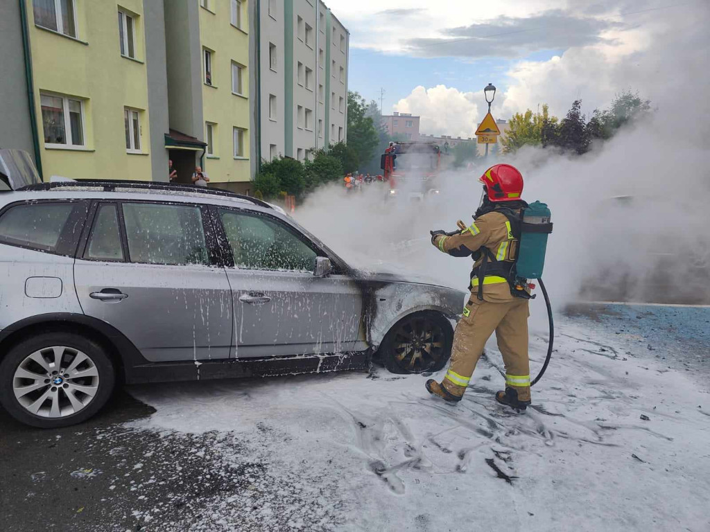 Pożar samochodu na osiedlu w Staszowie