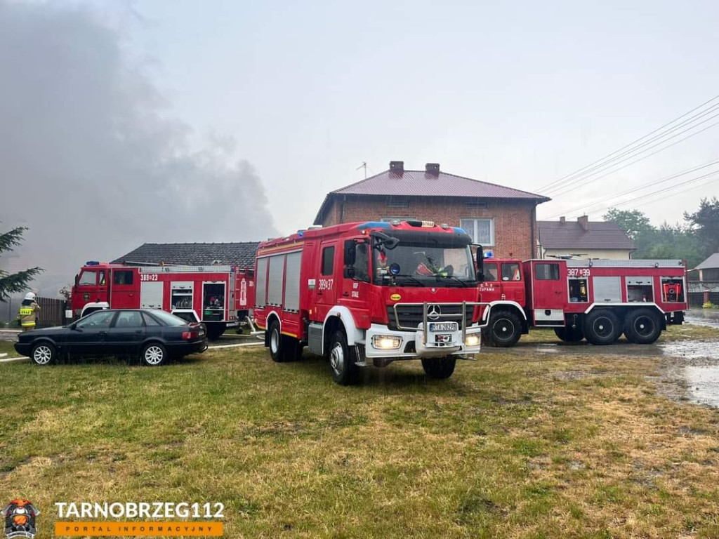 Pożar po uderzeniu pioruna w Żupawie