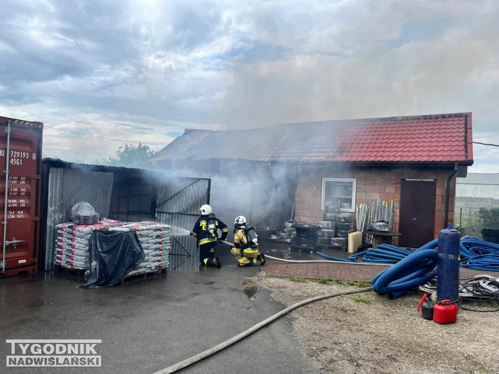 Pożar w hurtowni elektrycznej w Staszowie