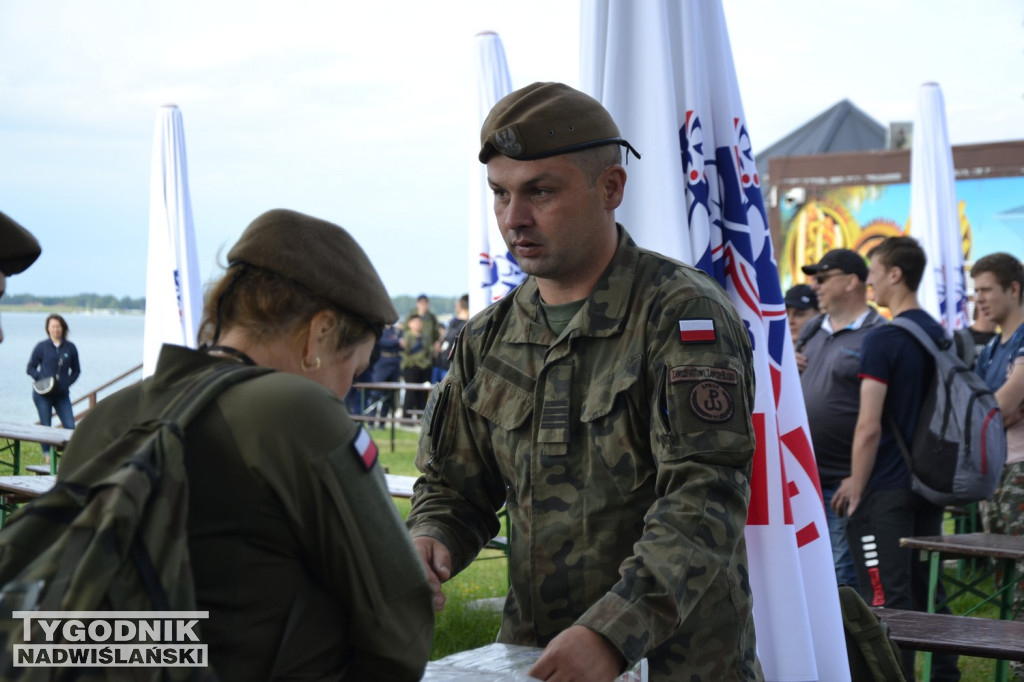 Trening z żołnierzami nad Jeziorem Tarnobrzeskim