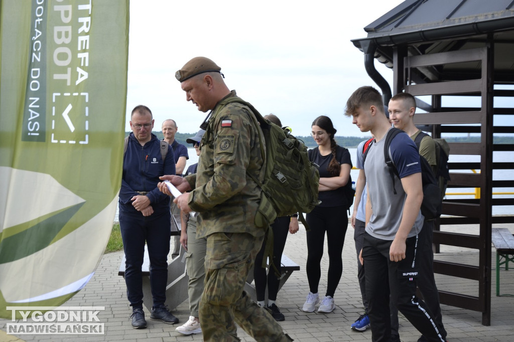 Trening z żołnierzami nad Jeziorem Tarnobrzeskim