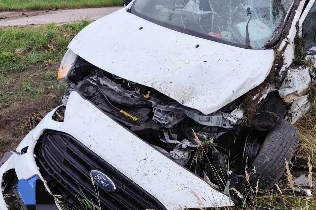 Pow. staszowski. Ford wypadł z drogi i uderzył w drzewo