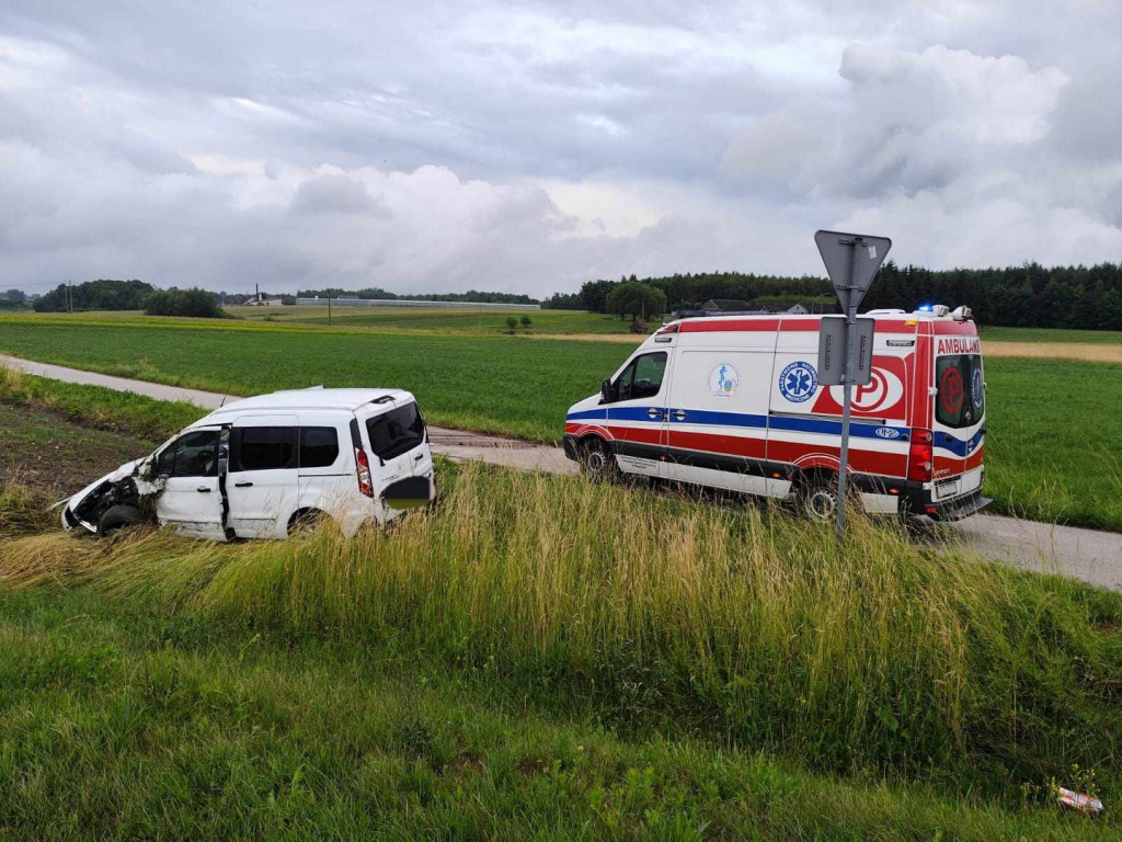 Pow. staszowski. Ford wypadł z drogi i uderzył w drzewo