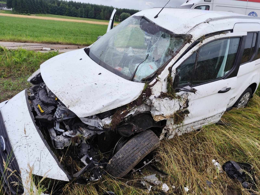 Pow. staszowski. Ford wypadł z drogi i uderzył w drzewo