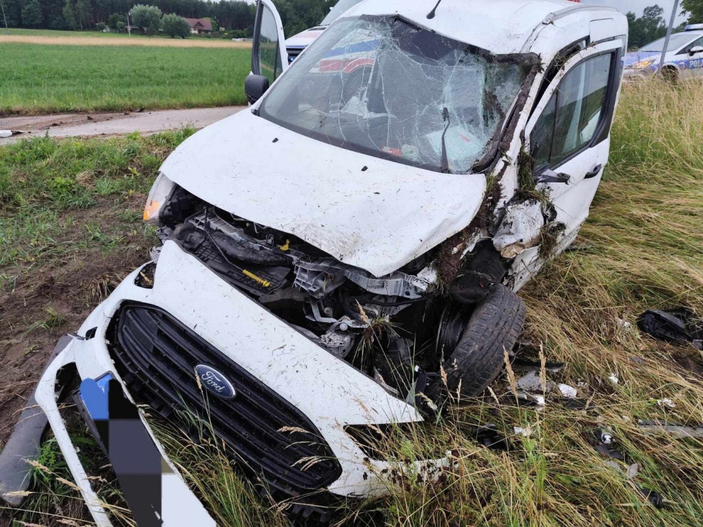 Pow. staszowski. Ford wypadł z drogi i uderzył w drzewo