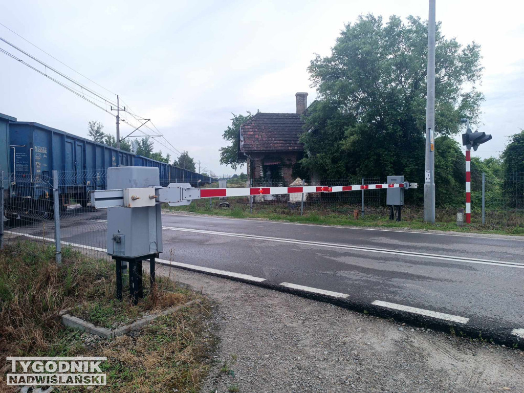 Zablokowany przejazd kolejowy w Chmielowie