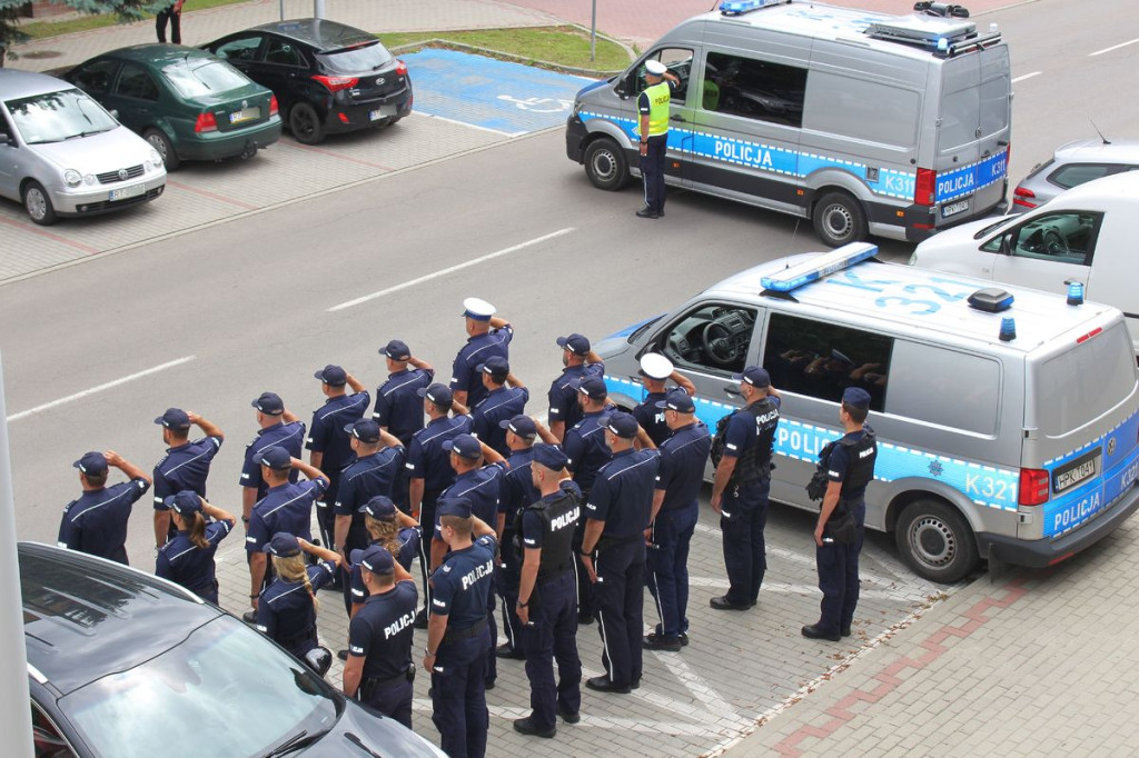 Policjanci oddają hołd zmarłemu żołnierzowi