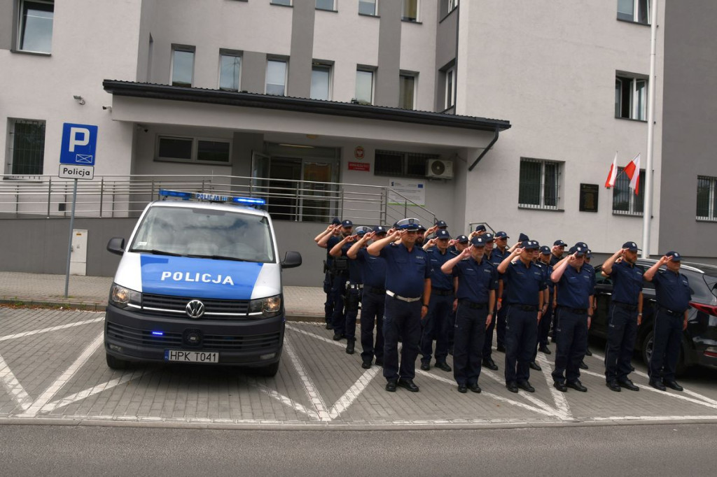 Policjanci oddają hołd zmarłemu żołnierzowi
