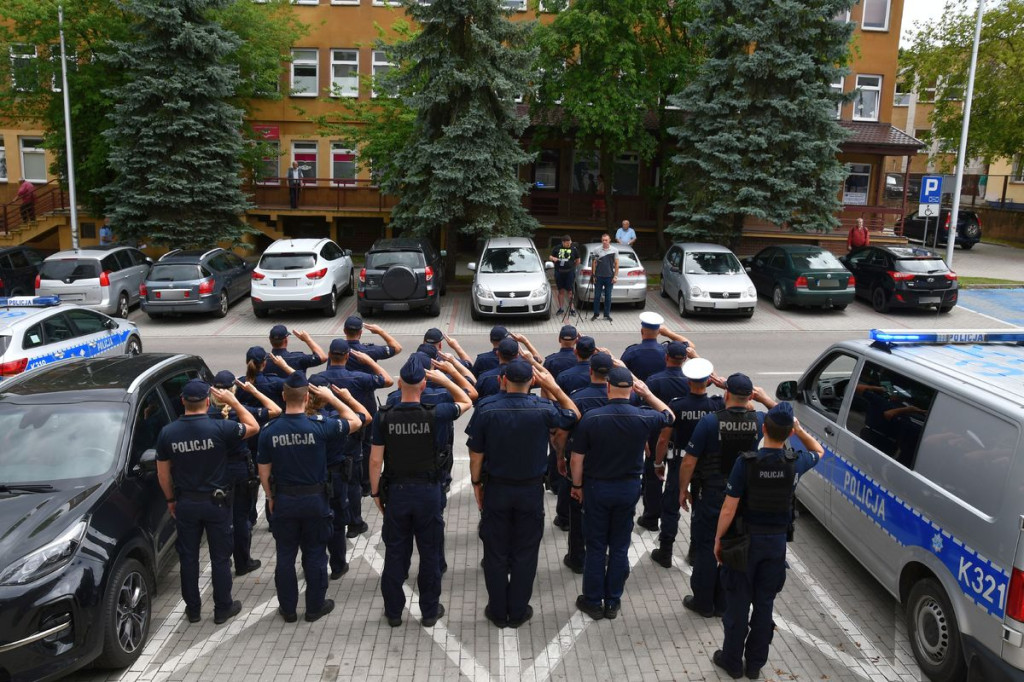 Policjanci oddają hołd zmarłemu żołnierzowi