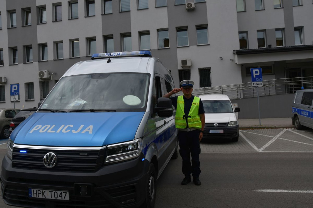 Policjanci oddają hołd zmarłemu żołnierzowi