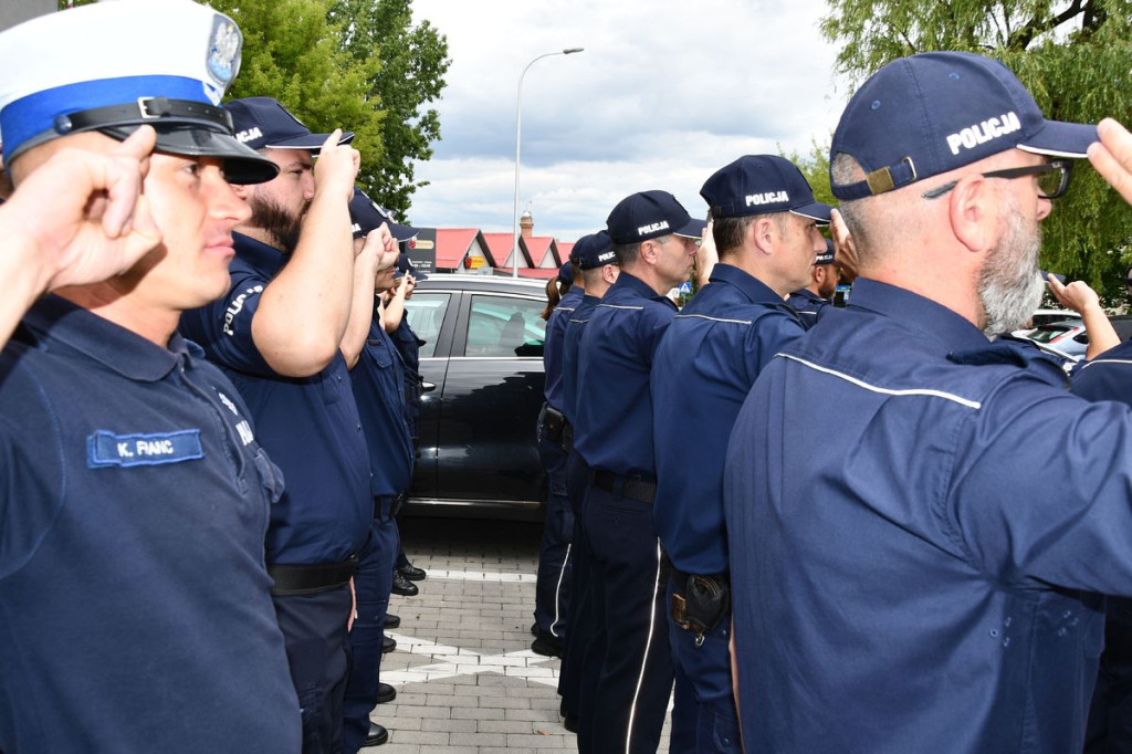 Policjanci oddają hołd zmarłemu żołnierzowi