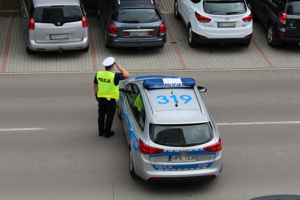 Policjanci oddają hołd zmarłemu żołnierzowi