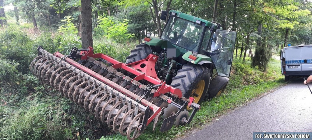 Nietrzeźwy kierowca wjechał ciągnikiem do rowu