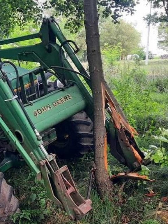 Nietrzeźwy kierowca wjechał ciągnikiem do rowu