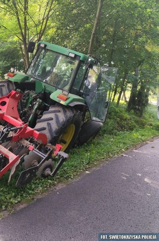 Nietrzeźwy kierowca wjechał ciągnikiem do rowu