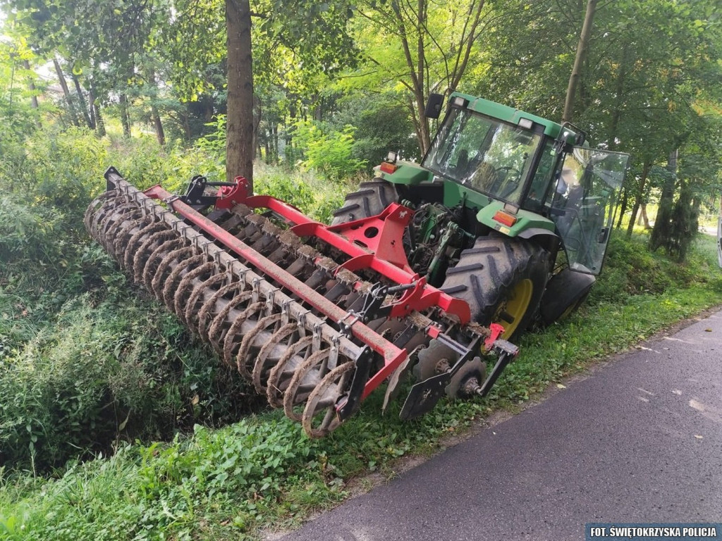 Nietrzeźwy kierowca wjechał ciągnikiem do rowu