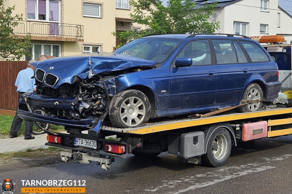 W Stalach BMW staranowało ogrodzenie posesji