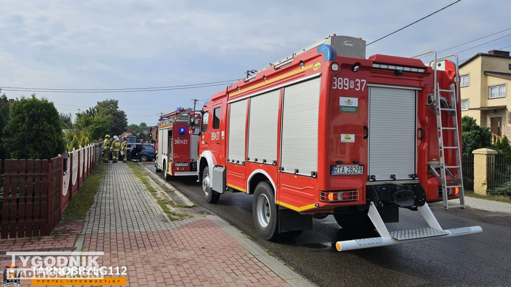 W Stalach BMW staranowało ogrodzenie posesji