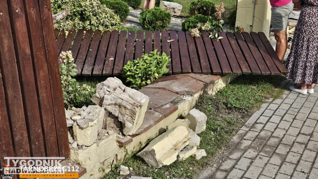 W Stalach BMW staranowało ogrodzenie posesji