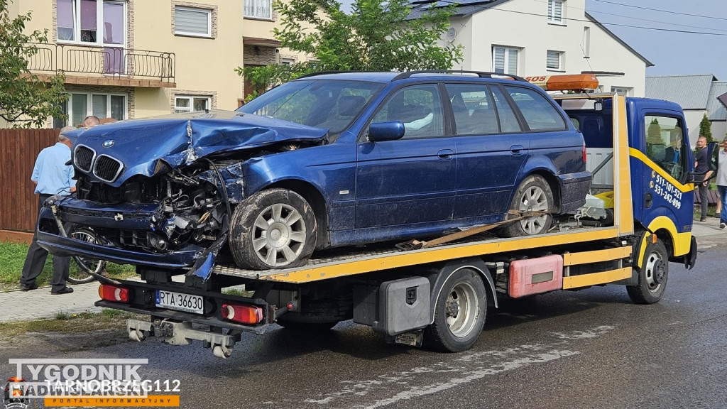 W Stalach BMW staranowało ogrodzenie posesji